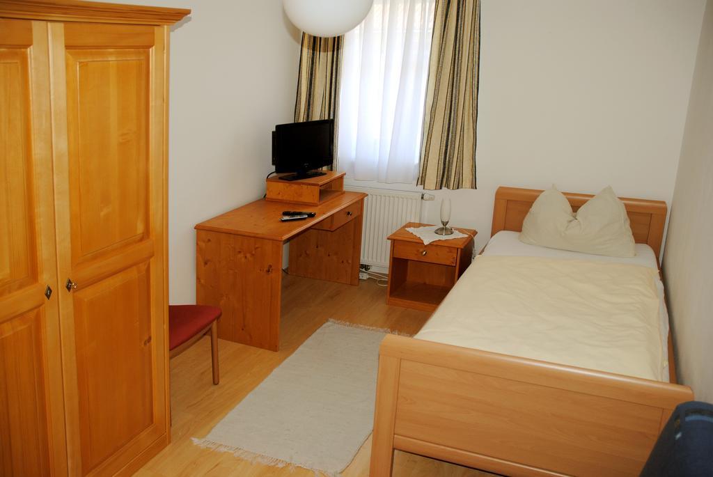 Pension Hiesel-Villa Untersbergblick Anthering Zimmer foto